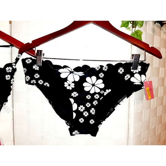 Kate Spade Flower Scalloped Bikini Top & Bottoms - Picture 14 of 16